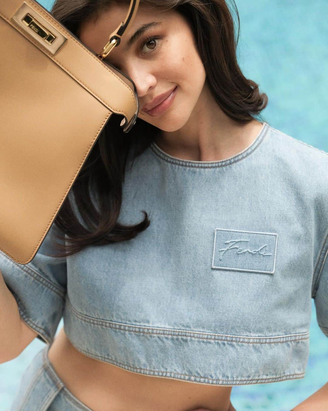 アン・カーティスのインスタグラム：「peek-a-boo, I see you @fendi 🩵 #fendi #fendisummer #fendipeekaboo」