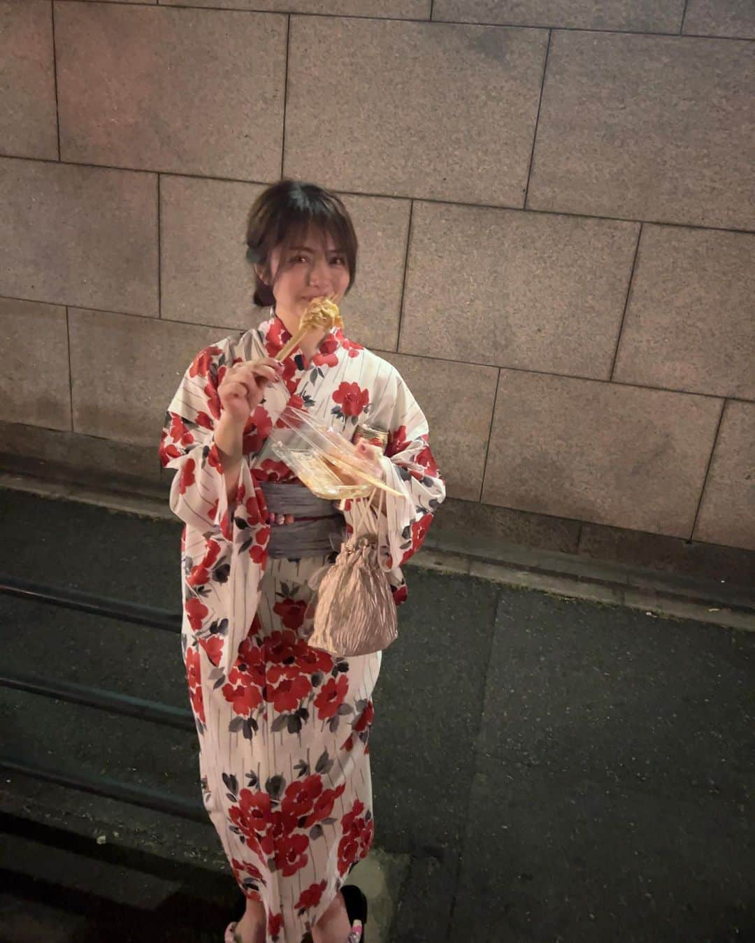 大井智保子のインスタグラム：「🏮とうかさん🏮  この週末❤️ カープの後ユニからあわてて浴衣に着替えて ちょっとだけとうかさんいきました🍻  缶チューハイとお肉串と箸巻きとイカ焼きとやきそばちょこっと食べた😋🦑  缶のチューハイってなんであんなに酔うんかね？🫨 9%のロング缶にした自分がわるいかな😂  とにかく人が多かったです🎵 でも久しぶりのとうかさん、日常が戻ってよかった〰︎🎵  自分で着付けできたけん、 今年もう一回くらい浴衣着たいなっておもいました👘❤️  今週末はドレちゃん @dressing.hiroshima  見にフラワーいきたいなぁ😍  #とうかさん #お祭り #夏祭り #浴衣 #広島祭り #広島お祭り #祭り #屋台 #屋台飯 #兵児帯 #音頭」