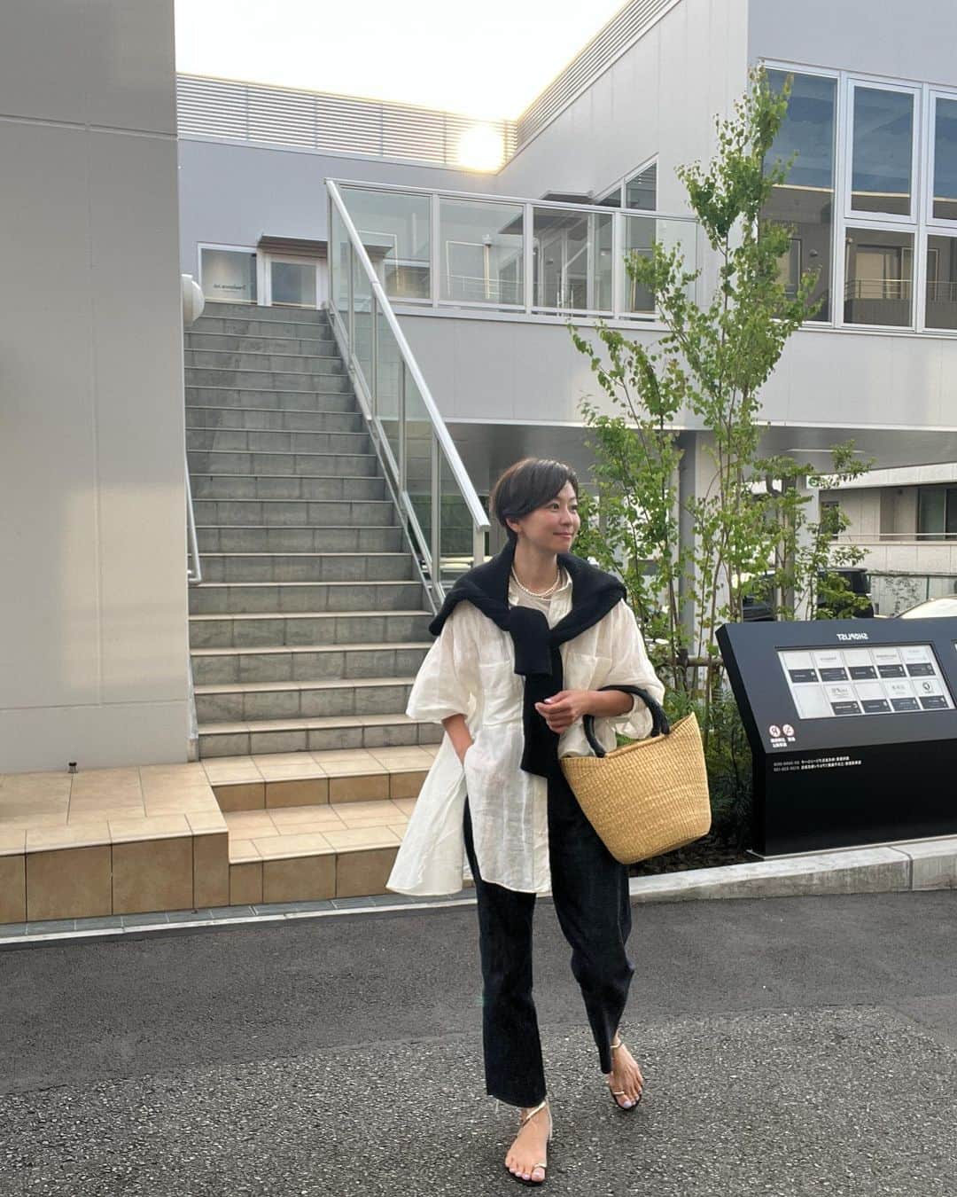 五明祐子さんのインスタグラム写真 - (五明祐子Instagram)「chaosの@chaos_tokyo.jp のリネンとコットンのシャツ  深く入ったスリットとゆるりシルエットで風通しが良くて涼しい💛  #シャツ#ショートカットコーディネート」6月7日 16時26分 - gomyoyuko