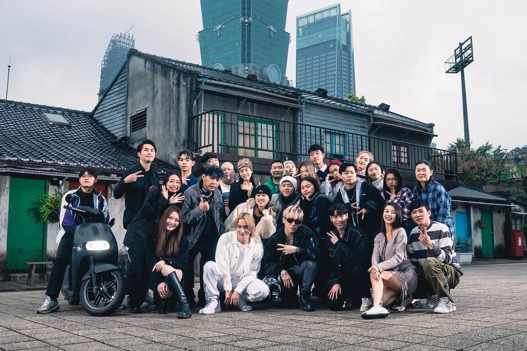 SKY-HIのインスタグラム：「#DreamOutLoud MV Behind cut 📸 in Taiwan  #SKYHI #ØZI」
