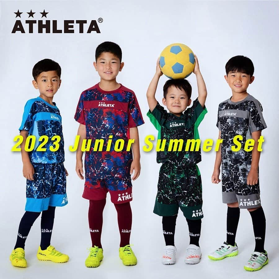 ATHLETAのインスタグラム：「・・・  2023年 ジュニアSummer Set (Jr.合宿セット)  子供/ジュニア/キッズ用トレーニングセット!! 毎年好評を頂いているのお得なアスレタ合宿セット  【セット内容】合計4点セット ◆半袖プラクティスシャツ ◆プラクティスパンツ ◆おまかせプラTシャツ(デザイン・素材はランダム) ◆マルチバッグ  Price: ¥7,150 (税込) Size: 110cm, 120cm, 130cm, 140cm, 150cm, 160cm  ※「おまかせプラTシャツ」の内容を指定することはできません。 ※各アイテムごとに異なるサイズを指定することはできません。 ※セット販売の為、初期不良品以外の交換・返品はできません。   着用サイズ目安： (モデル身長) NVY×FSA　130cm (120cm) NVY×WIN　140m (135cm) BLK×DGR　110cm (105cm) BLK×CHA　140cm (130cm)  #アスレタ #athleta #プラシャツ #プラパン #トレーニング #サマーセット #合宿セット #フットサル #サッカー #football」