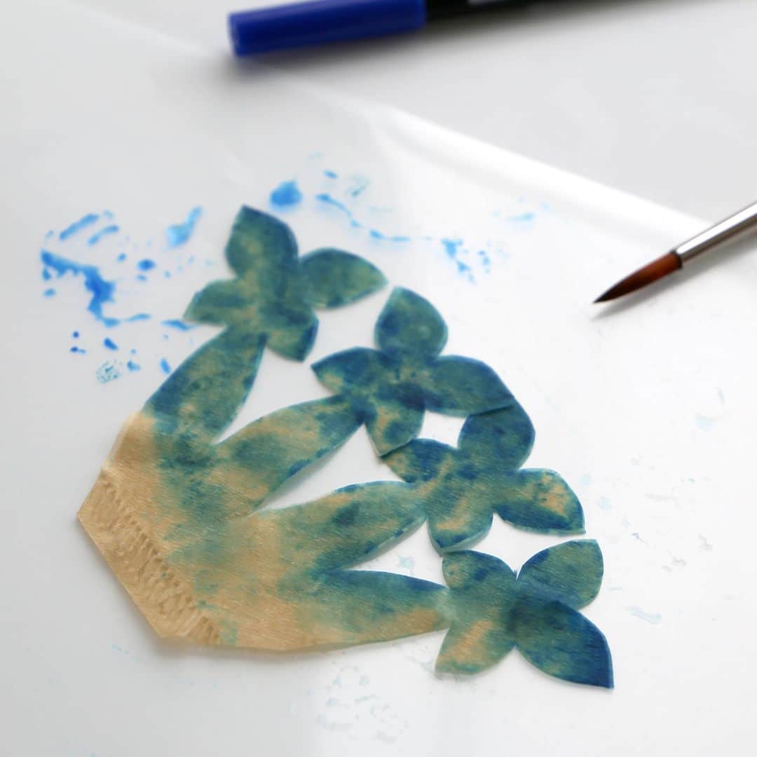 トンボ鉛筆さんのインスタグラム写真 - (トンボ鉛筆Instagram)「綺麗に咲く紫陽花を見かける季節になりましたね🌱  本日は、トンボ鉛筆のアート用アカウント「FUN ART STUDIO」（ @tombow_art_official ） WEBサイトで掲載している記事の中から、「美しいグラデーションのアジサイ」の作り方を参考に実際に作ってみました🎨🖌️✂️  こちらは、コーヒーフィルターを使って作っています☕ 発色の良い水性染料インクが、色鮮やかに再現してくれました！  部屋のインテリアとして飾っておくのも◎✨ 型紙もDLできるので、意外と簡単にいい感じにできました🤗 切り抜く作業と組立は少しコツが必要でしたが、着色はお子様と一緒にもできそうです👍 色を変えて楽しめるのも良いですね☺️  今回使ったABTの色はコチラ💁‍ 紫：596,725 青：526,555 桃：725,803  記事の中では、詳しく作り方をご紹介しています！ ぜひチェックしてみてください😉  https://tombow-funart.com/topics/ideas/9828/  「FUN ART STUDIO」WEBサイトは @tombow_art_official のプロフィールページからもアクセスできます☺️  #トンボ鉛筆 #tombowpencil #tombow #文房具 #文具好き #文房具好き #文房具好きな人と繋がりたい #stationery #stationerylove #stationeryaddict #ペーパークラフト  #ハンドメイド #花のある暮らし #flower #花 #手づくり #手作り #ハンドメイド #handmade #diy #手芸 #tombowdualbrushpen #tombowabt #ABT」6月7日 16時30分 - tombowpencil