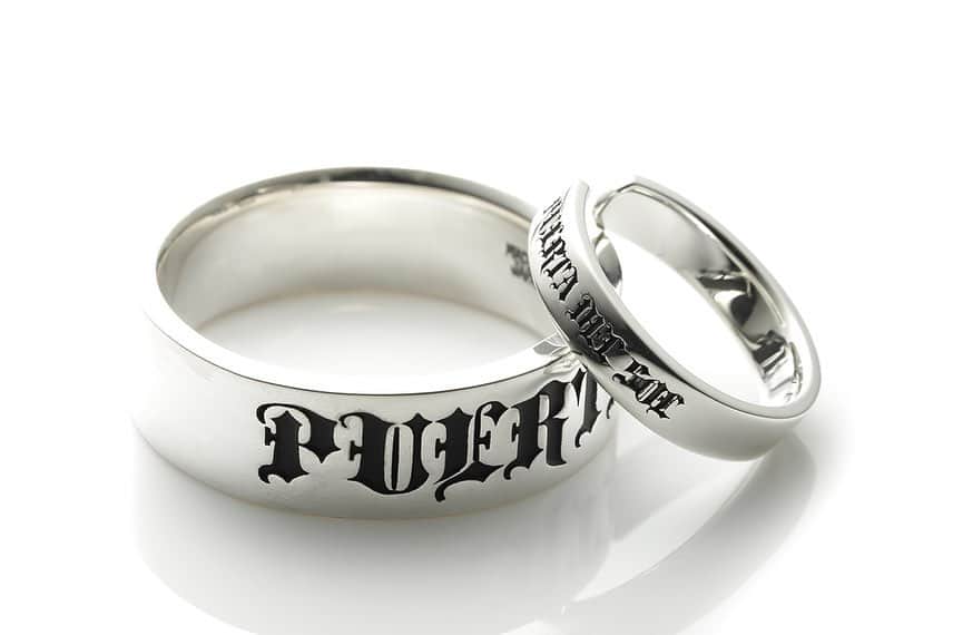 のインスタグラム：「♙ ♜ ♝ ♞ ♛ ♚ 【Lettering logo ring】 大人気イヤカフと同じデザインのリングが入荷いたしました✴︎✴︎✴︎  シンプルなリングとイヤカフ✴︎✴︎✴︎  この夏イチオシのアイテムです✴︎✴︎✴︎  R1198/¥25,300 EC1182/¥7,700  #PUERTADELSOL #プエルタ #プエルタデルソル #madeinjapan  #fashion   恵比寿 /03-5489-9470 @puertadelsol_official  大阪 /06-6136-5345  @puertadelsol_osaka」