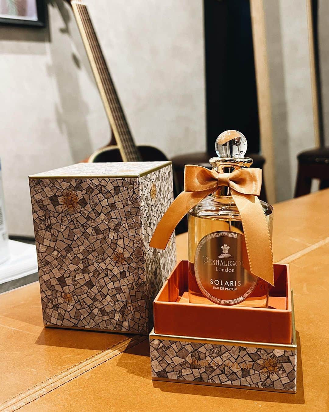 Rintarou Asari 浅利 琳太郎さんのインスタグラム写真 - (Rintarou Asari 浅利 琳太郎Instagram)「PENHALIGON’Sは、  150年以上の歴史を誇る英国発のフレグランスハウスです。  6月7日には、太陽からインスパイアされた  『ソラリス オードパルファム』が発売されました！  この香水は、  太陽のパワーと温かさを感じさせる香りで、  とてもリラックスできる柔らかな温もりに包まれます。     また、デュオを奏でる『ルナ オードトワレ』は、  月や月の女神をイメージしており、  とても爽やかでエレガントな香りです。     どちらの香水も、爽やかなボトルに入っているため、  女性へのプレゼントや男性へのプレゼントにもぴったりです！     #ペンハリガン　#penhaligons #ソラリスオードパルファム　  #ルナオードトワレ  #ラトリエデパルファム　#pr     @latelierdesparfums_jp @penhaligons_london」6月7日 16時39分 - rintaro_asari
