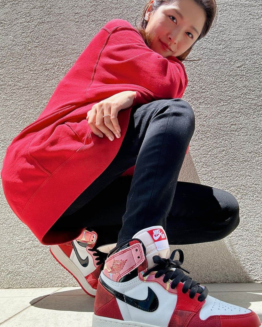 石川梨華のインスタグラム：「NIKE×スパイダーマン🕷️❤️  抽選で当たって家に届いてから 履くの楽しみにしてました❗️  お天気良かったから今日履いたよ✌️  このスニーカーを履く時はパパのスパイダーマンのパーカーを借りるって決めてたんだけど、、、  今日は暑かったね〜😂 中に長袖ヒートテックも着ちゃってたしw  そしてピラティスで体動かしてきました💪 今まで使えてなかった筋肉が少しずつ使えるようになってきたよ😆  帰りはピラティスウェアの上からパーカーだけ着て帰ってきたズボラ女ですw  #石川梨華 #モーニング娘og #リアル梨華 #二児の母 #年子 #やんちゃボーイズ #ナイキ #エアジョーダン1  #スパイダーマン #梨華コーデ」