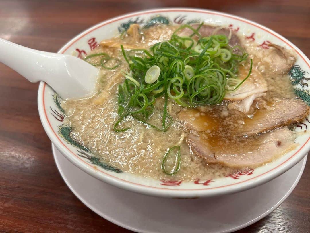 のインスタグラム：「魁力屋さん🍜 コク旨ラーメンと特製醤油ラーメン🥰背脂多め！あと麺はかため！唐揚げ定食に焼飯定食に餃子🥟期間限定のまぜそばも食べた！ #魁力屋 #町中華 #ラーメン #ramen #炒飯 #餃子#먹방 #대식가 #먹팔 #먹팔해요 #먹스타그램 #大食い #双子 #はらぺこツインズ  #大胃王 #モッパン #ความตะกละ #Ham ăn #Gula#大食い女子」