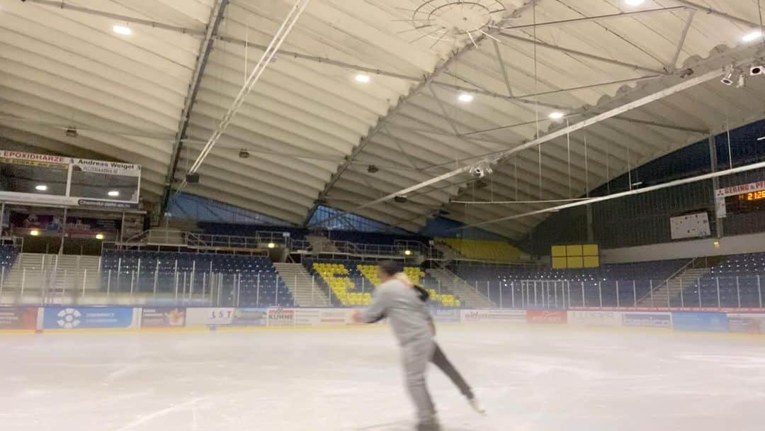 アリオナ・サフチェンコのインスタグラム：「Coaches also need to be fit 💪 #dowhatyoulove #bestrong #sport #figureskating」