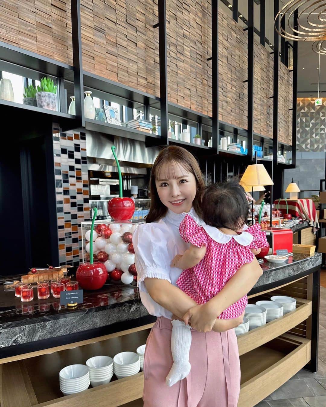 のインスタグラム：「. Chocolat de Cherry 🍫🍒  今回の @conradosaka のスイーツビュッフェはチェリー🍒 珍しいやんな🫣♡  チョコの濃厚な甘さに、甘酸っぱいチェリーが ちょうど良くて美味しかった♡ 私はブラックフォレストケーキとチェリーパイがお気に入り🫢🍰 (みゆはおかわりしてた🙊笑)  コンラッドはソファー席もあって 子連れでもゆっくりスイーツ楽しめるから 良い家族時間やったなぁ🥺💕  チェリースイーツビュッフェは7/9まで チェリーの入荷がなくなり次第終了みたいです⚠︎ . .  #pr#コンラッド大阪#コンラッド #チェリービュッフェ #コンラッドスイーツ#スイーツビュッフェ」