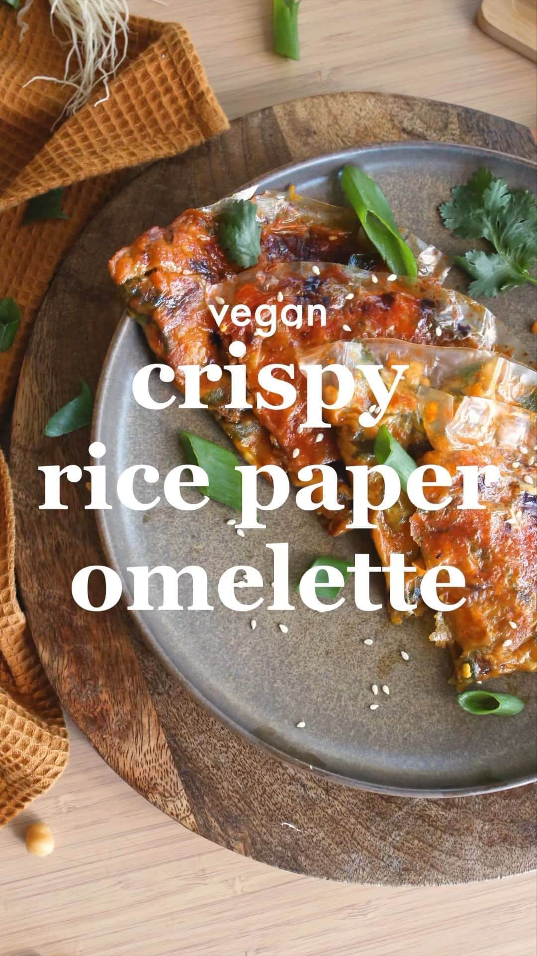 のインスタグラム：「VEGAN CRISPY VIETNAMESE OMELETTE 🌶️ What a killer recipe by our amazing @annielonglife 🙌🏼  Get the full recipe (plus hundreds more!!) FREE on the #freshbodyfitmind app ♥️ #veganomelette #crispyomelette #veganrecipe  🍴www.freshbodyfitmind.com/recipes」