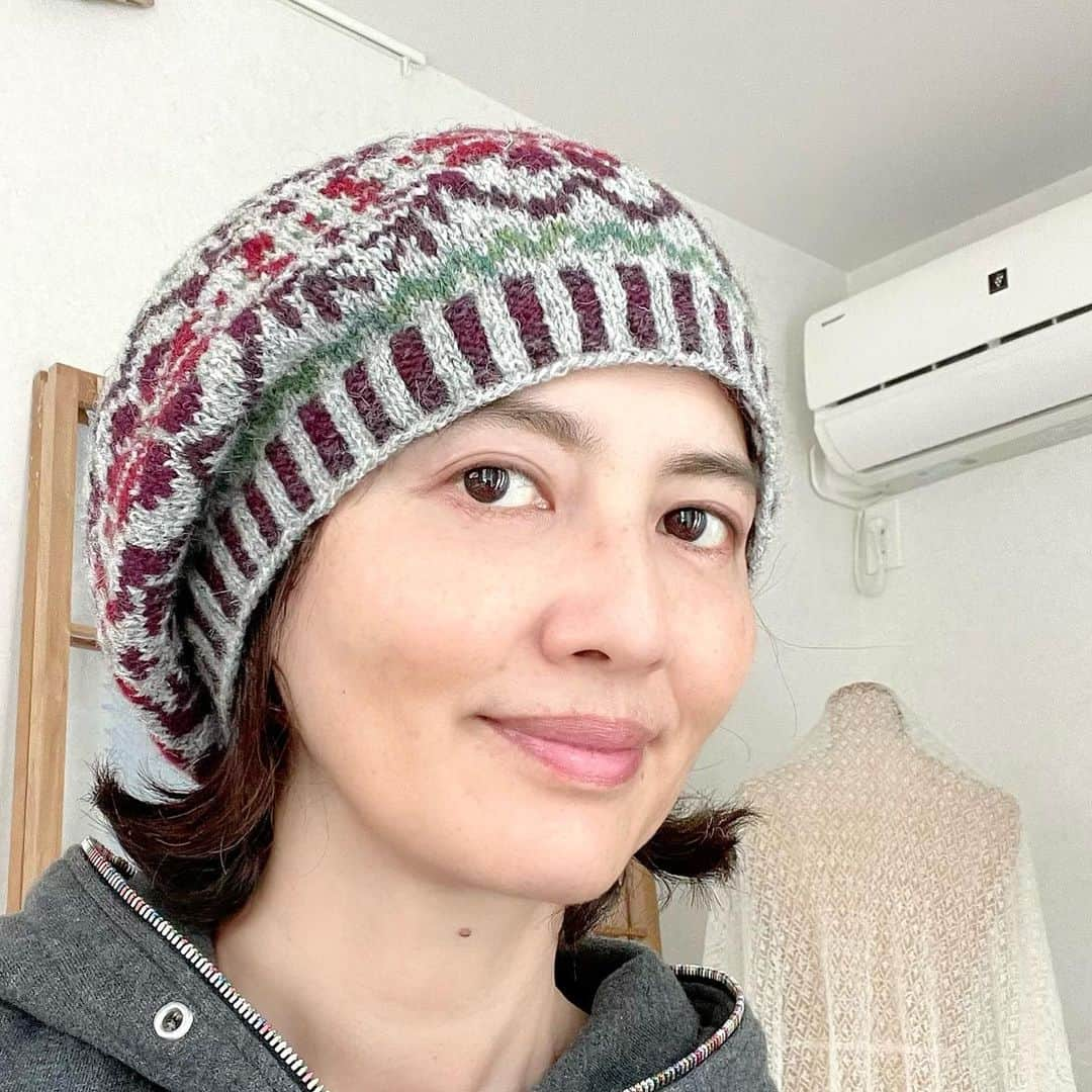 長久保智子さんのインスタグラム写真 - (長久保智子Instagram)「Done ! Buggiflooer Beanie  Use “ J&S “ yarn I'm not good at tight fitting, so I adjusted the size, like a beret.  （It was the same in 2019, wasn't it?）  2023 Shetland Wool Week のHat が完成✨ いつもの様に、タイトフィットとが苦手なワタシは、サイズを調整してぷっくりとしたベレー帽風にしてみました💙 （パターンは同じだけど、ブリム•センター•トップと、針のサイズとテンションを少しずつ変えました） お気に入りのカーキのスカートにも！ネイビーのスカートにも！合わせやすい様な色合いに✨ 9月が楽しみ💙  #shetlandwoolweek #shetlandwoolweek2023 #buggiflooerbeanie #shetlandwool #shetlandlove #jamiesonandsmith #alisonrendall #シェットランドウール #シェットランド」6月7日 17時07分 - satoko.tricot_the