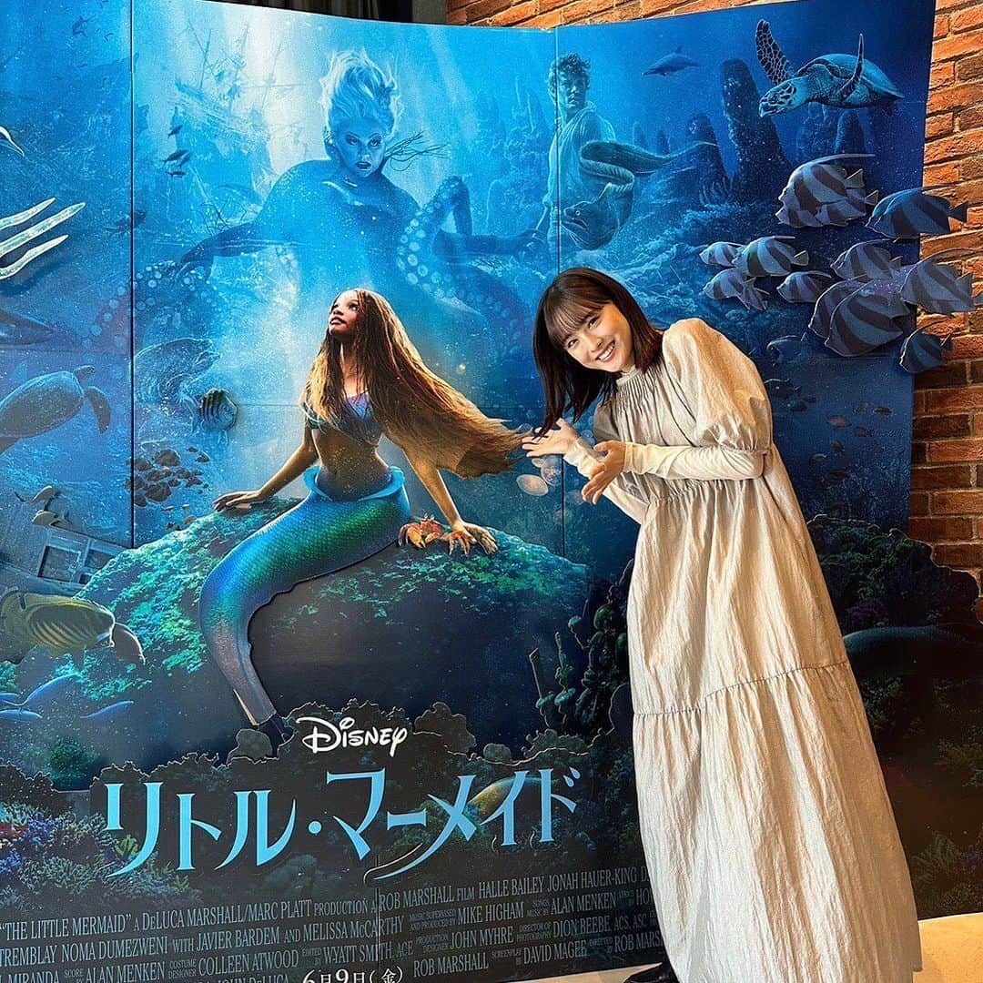 大友花恋さんのインスタグラム写真 - (大友花恋Instagram)「実写「リトル・マーメイド」 見に行ってきました！   小さい頃からアリエルが大好きで、数えきれないほど見てきたこの物語。 実写となり、新たな出会いを迎えられることがとても嬉しく、楽しみにしてきました。   始まって5分で圧倒的なスケールを持って広がる海の中に息を呑み、鮮やかで美しく広がる陸の上に自然と心が踊りました。 耳馴染みのある音楽も、さらなる進化を感じさせてくれる音楽も、最高でした（これから、毎日リピートで聴いちゃうと思う🫶）。   イキイキと泳ぎ、歌い、駆け回るキャラクターたちにもメロメロで、 ディズニー実写作品の楽しみの一つである衣装も、 水に揺れるヘアメイクも、 新しいのに変わらないストーリーも、  リアルすぎる映像も、 全部、最高で、余韻がすごいです。   それぞれ、もっともっと、語りたい  との共通点とか、進化してるところとか、語らいたい！   けれど、やっぱり百聞は一見にしかずなので、皆さんにとっておきます。 見終わったら、語らいましょ😆   #アリエルと新しい世界へ #リトルマーメイド #PR」6月7日 16時59分 - karen_otomo