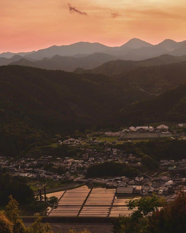 和みわかやまさんのインスタグラム写真 - (和みわかやまInstagram)「. 七越峰から臨む、大斎原⛩現在は、蛇行する熊野川に囲まれている熊野本宮大社の旧社地は、かつては、3つの川の合流地点の中州にあったことを感じることができます😌  📷：@kazz1109 📍：熊野エリア 田辺市  和歌山の写真に #nagomi_wakayama のハッシュタグをつけて投稿いただくと、その中から素敵な写真をリポストします😉 . . . #和歌山 #和歌山観光 #和歌山旅行 #わかやま #和みわかやま #wakayama #wakayamajapan #wakayamatrip #wakayamatravel #nagomi_wakayama #wakayamagram #熊野本宮大社 #大斎原 #熊野古道 #七越峰 #鳥居 #kumanokodo #nanakoshimine #kumanohongutaisha #torii #旅行 #国内旅行 #旅行好きな人と繋がりたい #観光 #travel #trip #travelgram #japan #travelphotography」6月7日 17時00分 - nagomi_wakayama_tourism