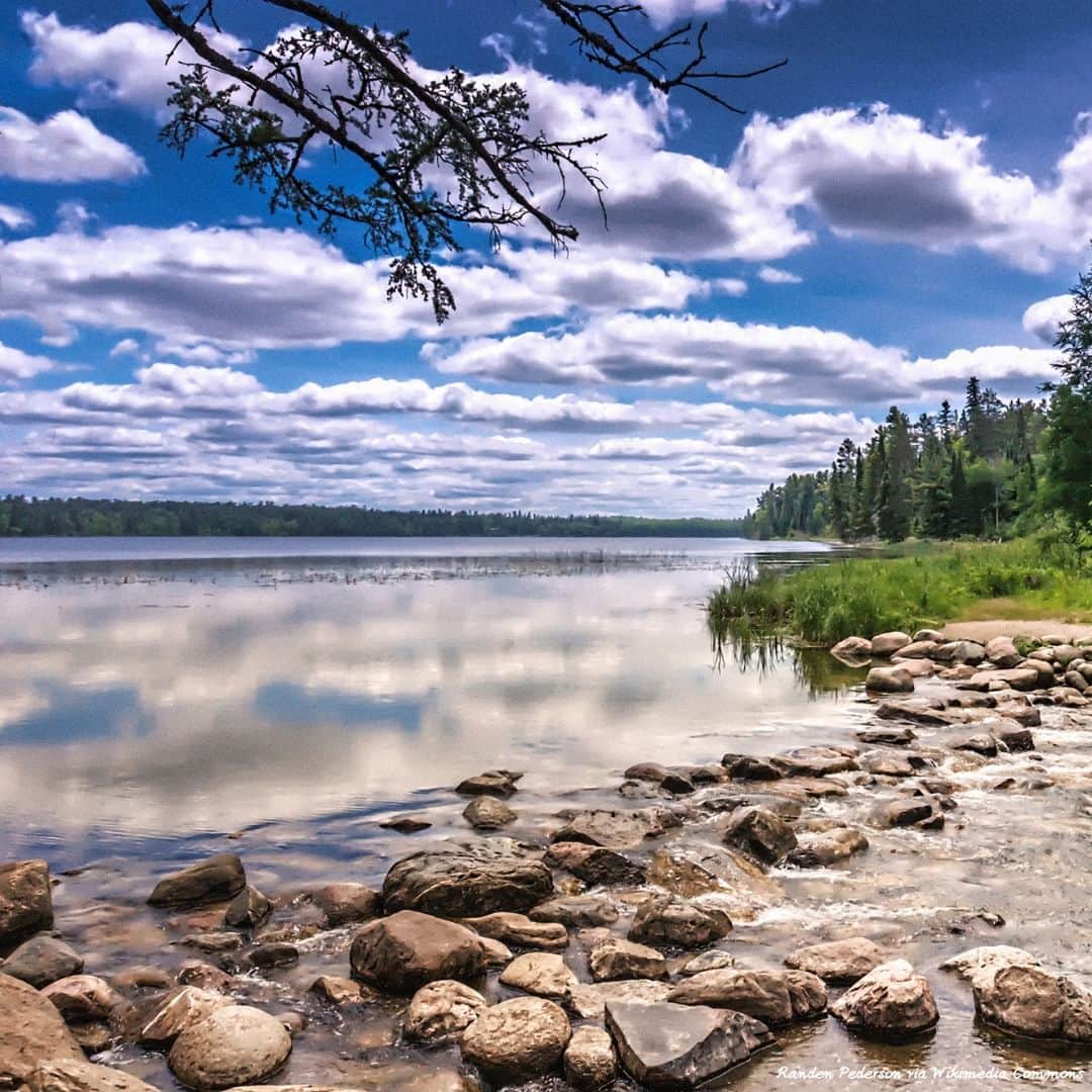 アメリカ大使館さんのインスタグラム写真 - (アメリカ大使館Instagram)「アメリカ50州を毎週1州ずつご紹介するプロジェクト「#全米50州の魅力」。第23回目は、中西部に位置するミネソタ州 (Minnesota)です。  ミネソタ州は、雄大な森と美しい大平原、そして州内に点在する青く輝く湖とが織りなす、息をのむほど美しい景色で知られています。  📍: Mississippi River at Lake Itasca, Minnesota 📍: Minneapolis Sculpture Garden, Minnesota 📍: Lake Calhoun, Minneapolis, Minnesota  #Minisota #ミネソタ州 #North Star State #mn」6月7日 17時00分 - usembassytokyo