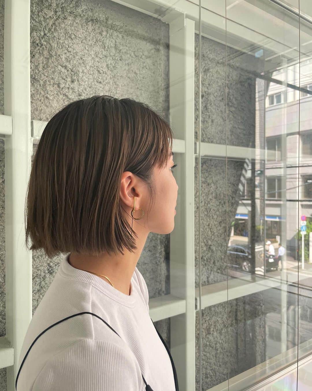 小山田早織さんのインスタグラム写真 - (小山田早織Instagram)「最近のヘアスタイル事情です💇🏻  またショートにしたいけど、せっかく伸びたのでとりあえずミニボブも楽しみたいです‼︎というオーダーです💇🏻  色はブリーチしてあったところにアッシュ系の色味を入れて頂きました🩶 根本から10cmくらいは普通のカラーです🩶  みなさん白髪対策どうされてますか❔😳  #ミニボブ #ショートボブヘア」6月7日 17時01分 - saorioyamada