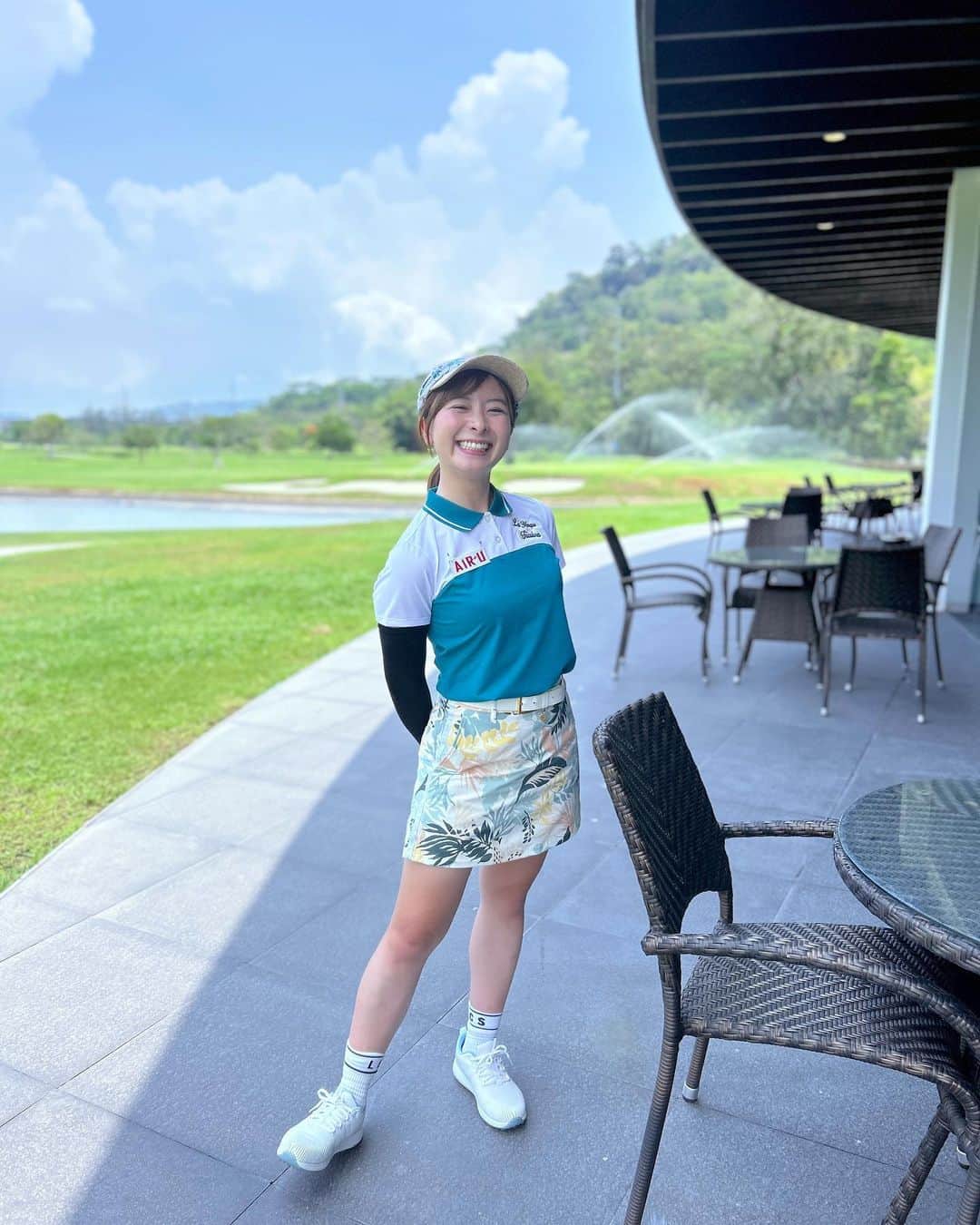 なみきさんのインスタグラム写真 - (なみきInstagram)「フィリピンのSubic International Golf Clubにて⛳️ 私の思うフィリピンっぽいウェアを着てみました！ このウェアは　 @lecoqgolf_jp  ポイントはこのサンバイザー！ サンバイザーって頭のてっぺんが出ていて日焼けが気になりますが、これはサンバイザーでも頭のてっぺんを隠してくれるので暑いゴルフには最適☺️ スカートとも柄をあわせて南国感満喫！ どおりでめちゃくちゃ笑顔な私！笑 楽しかったなー！ ・ ・ #GOLF #golf #ゴルフ女子 #ゴルフウェア #ルコック #ルコックスポルティフ #pr」6月7日 17時02分 - namiki_golf
