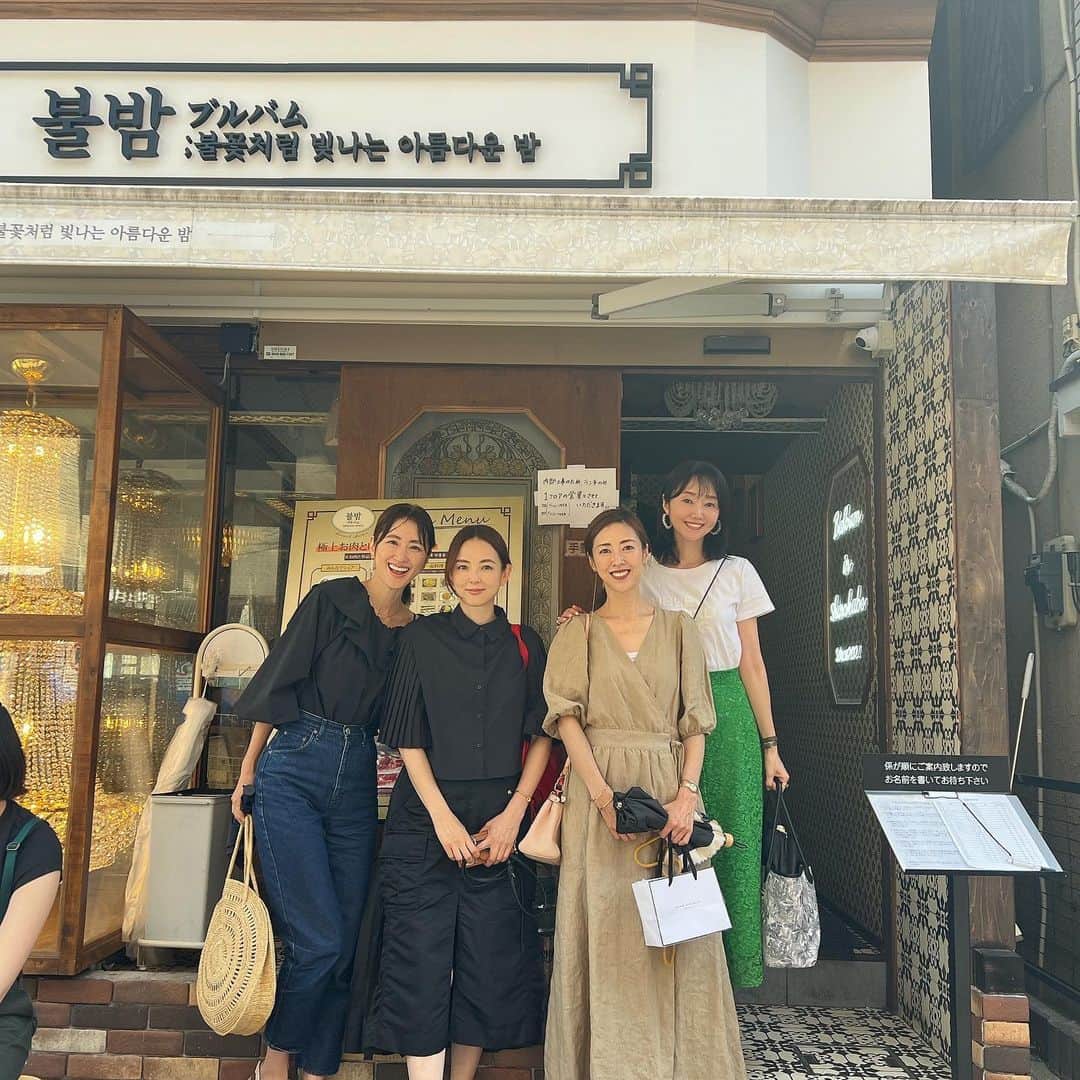のインスタグラム：「同世代モデル仲間と新大久保でランチ❣️ 前に撮影で行ったブルバムでサムギョプサルを堪能^_^  同世代ならではの話題で盛り上がり、楽しかった〜  雑貨やさんやシートパックやさんに寄り、ハロードーナツでお茶もして満喫しました。  また集合しようね〜  #新大久保ランチ #韓国料理」