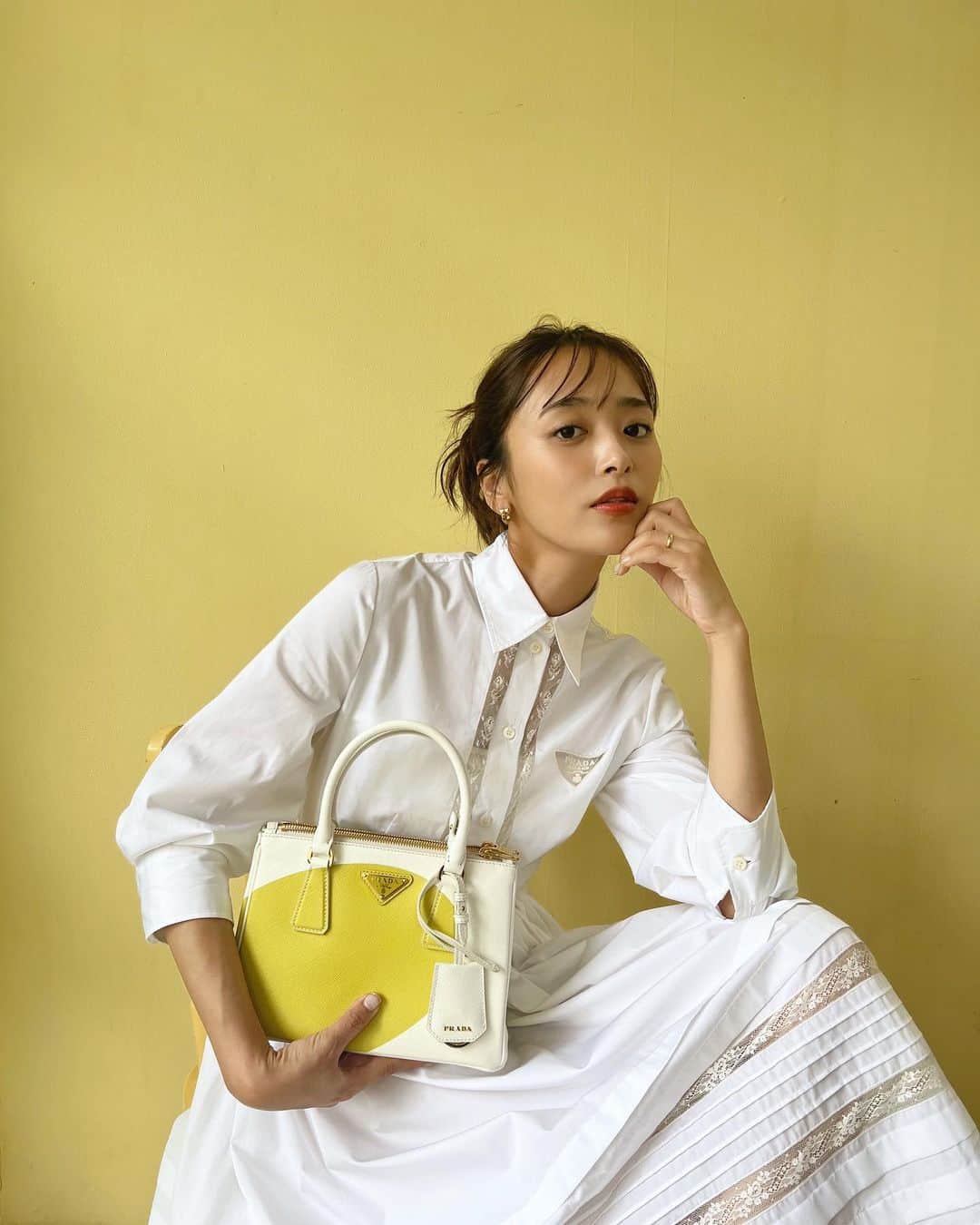 近藤千尋のインスタグラム：「@prada   大好きなyellow💛💛💛💛 全身 @prada で 撮影してもらいました🫶🏻📷 気分が上がるなぁ〜🐥🐝🌼  #PradaGalleriaで好きなカラーを みつけてください🥰  #PradaGalleria #ad」