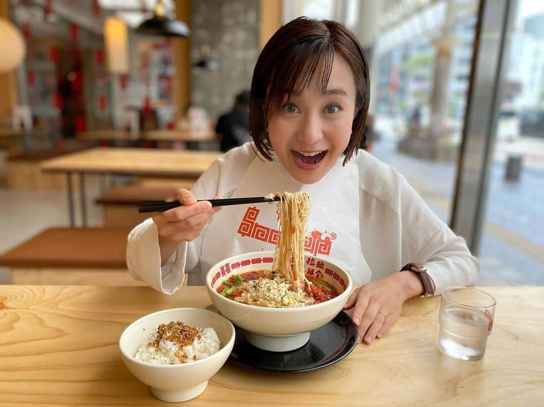 古屋敷沙耶さんのインスタグラム写真 - (古屋敷沙耶Instagram)「今日のお昼はトマトラーメン🍜 〆はリゾット🤭 たまにはいい、、よね。笑 . . 古屋敷あるある。 赤いものを食べたい時、かなりの確率で白い服を着ている。 . . 紙エプロンさまさまでございました。 . . . #トマトラーメン#チーズトマトラーメン  #トマトチーズリゾット#〆はリゾット #宮崎市ランチ#宮崎ランチ #紙エプロン#必須です」6月7日 17時16分 - mrt.furuyashiki