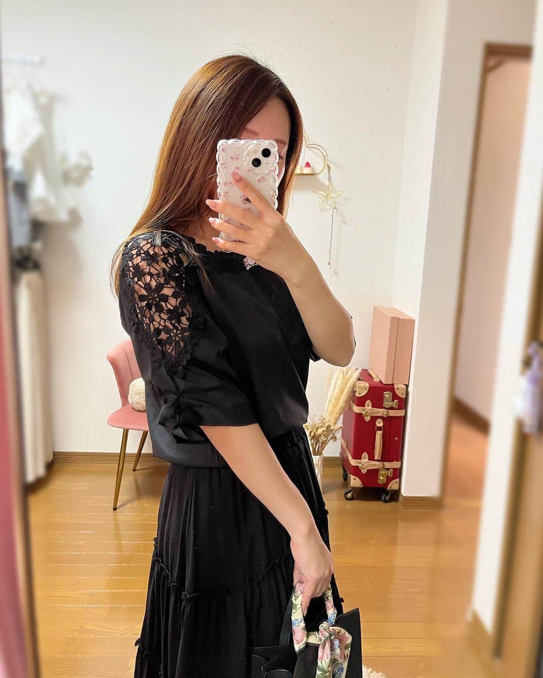 のインスタグラム：「𓅿𓅿𓅿𓈒 𓂂𓏸  @ala_mode2015 のブラウス👗  肩がレースになってて 涼しいしちょっとした肌見せが可愛い💗 少し肌が見えることで オールブラックコーデにしても 重たい印象になりすぎず良いかも🥳  ┈┈┈┈┈┈ ❁ ❁ ❁ ┈┈┈┈┈┈┈  #sawaalamode #サワアラモード #サワジェンヌ #mode6069 #モデル #コーディネート #レディースファッション #pr #大人可愛いコーデ #大人女子 #低身長コーデ #低身長ファッション #小柄コーデ #150cmコーデ #スカートコーデ #ブラウス #ブラックコーデ #大人ガーリー #肌見せ #プチプラコーデ #シンプルコーデ」