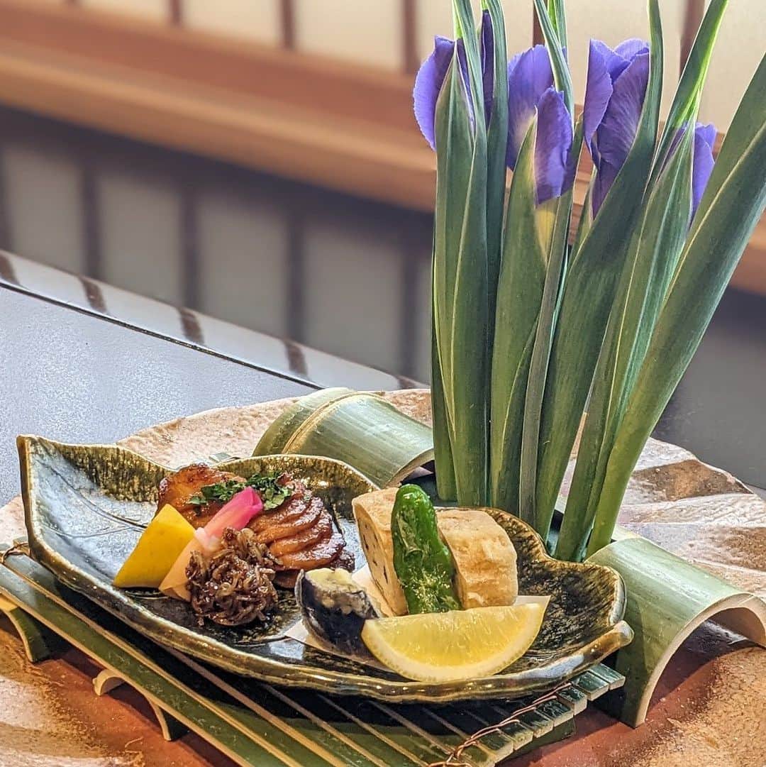 ロイヤルパークホテルさんのインスタグラム写真 - (ロイヤルパークホテルInstagram)「⁡ ＼今月のおすすめランチ🍽／ 日本料理 源氏香では、自然豊かな緑が広がる日本庭園を眺めながらゆったりとお食事をお楽しみいただけます。 今月のおすすめは、料理で季節を表現する「季楽御膳」✨「鮎魚女」や旨みをたっぷりと含んだ「浅利」、「鯛」を使ったメニューがラインナップ！器にもこだわったこの時期ならではのランチ御膳です。 ⁡ ⁡ #ロイヤルパークホテル #ロイヤルパークホテル水天宮 #royalparkhotel」6月7日 17時09分 - royalparkhotel.tokyo