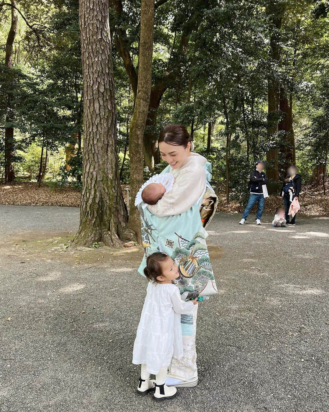 里見茜さんのインスタグラム写真 - (里見茜Instagram)「𓂃 𓈒𓏸𑁍 愛してやまないマメオくん🥹←  長男のお宮参り、⛩️ 大好きなばぁばたちと。  いつもたくさんのイベントごとに参加してくれて本当にありがとう。  お姉ちゃん達がやってきたイベントを、1人の時と同じ気持ちで、できる限り思い出を作って行きたい。  だいぶ遅くなっちゃったけどね😂 1ヶ月記念おめでとう天使くん👼  素敵な思い出になったね。  #お宮参り #初めての男の子 #明治神宮  #健やかにそだちますように ♡」6月7日 17時11分 - satomiakane