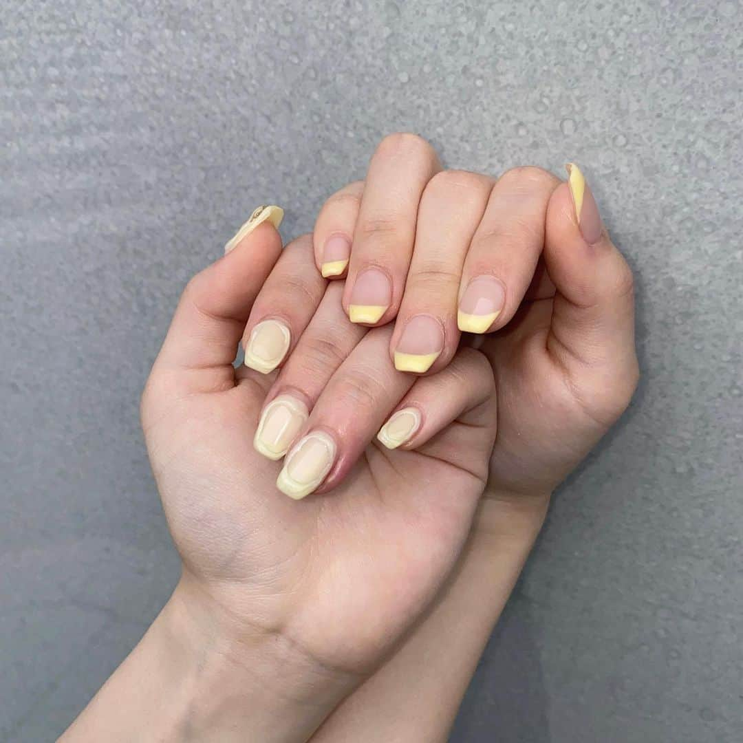 山田なる（ナルハワールド）のインスタグラム：「💛🍋 ⁡ ⁡ 黄色のネイル💅 左右で違うデザインにしたっ！ かわいいっ！💛 ⁡ #イエローネイル #黄色ネイル #ネイル #ネイルデザイン」