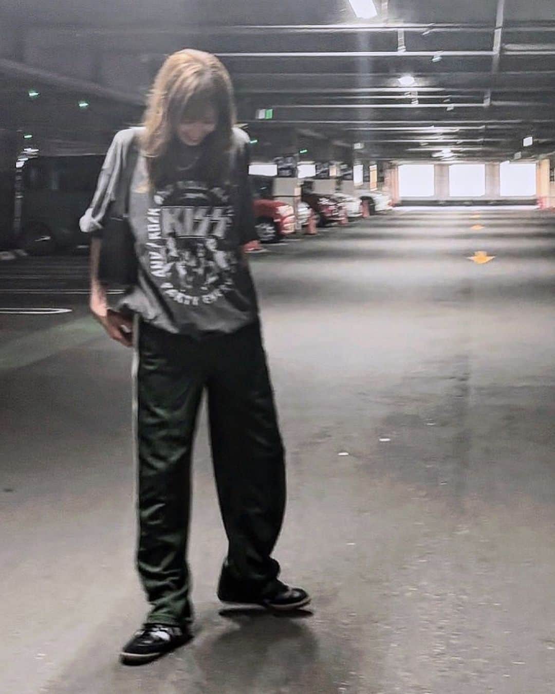 山本明果のインスタグラム：「⠀ ⠀ ⠀ ⠀ tops / #perushu  pants.bag / #seable shoes / #adidas#samba ⠀ ⠀ 販売中のトラックパンツ大活躍。 カジュアルにこのバッグ合わせもオススメ。 ⠀ ⠀」