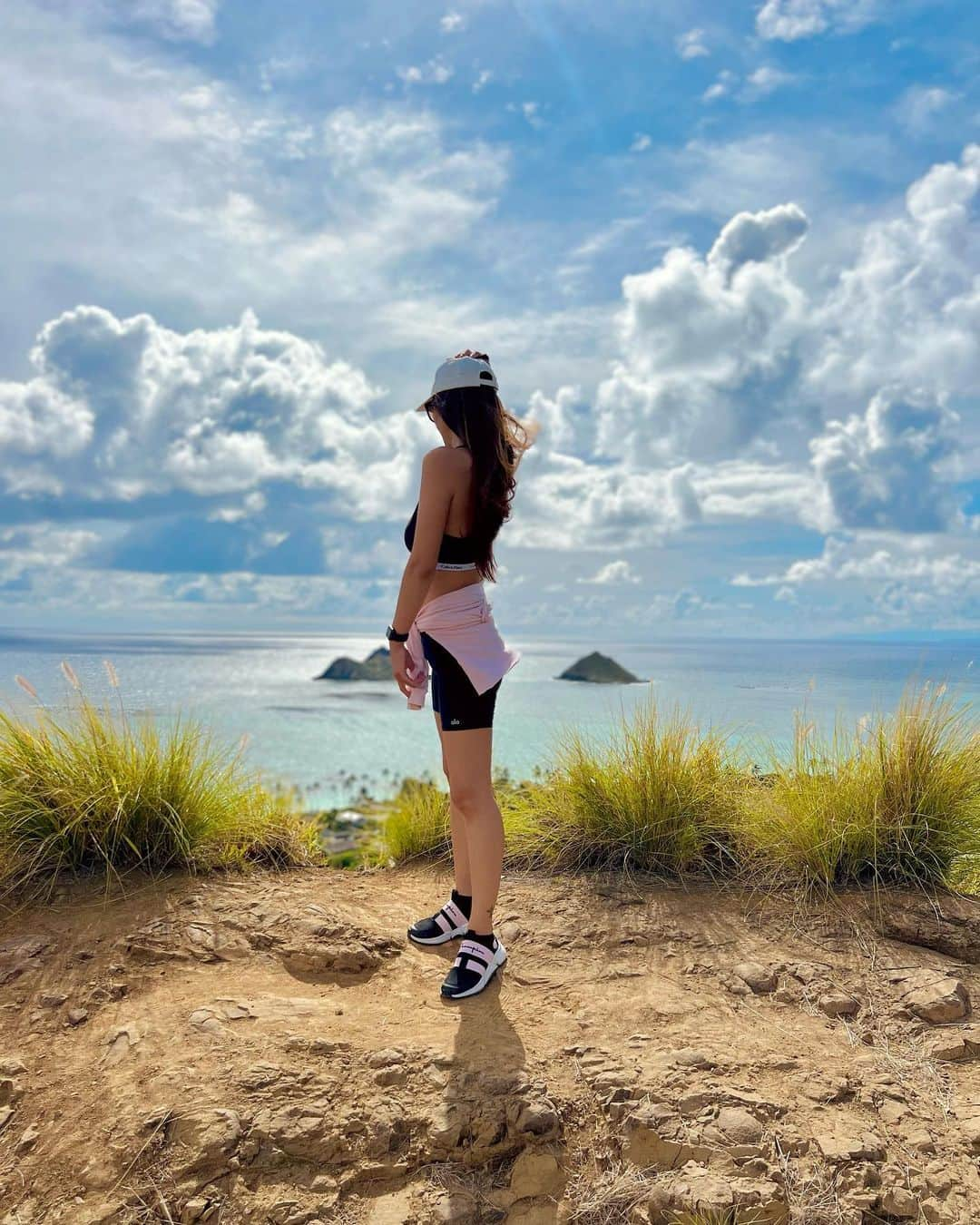 宮崎沙矢加さんのインスタグラム写真 - (宮崎沙矢加Instagram)「There's always nice view from top of the mountain⛰💕💕 . . . ちょー久しぶりのピルボックス🏝やっぱりここから眺めるラニカイビーチは最高🤙🏽💗 #lanikaibeach #pillboxhike #pillboxhike #ピルボックス」6月7日 17時14分 - sarah___audrey