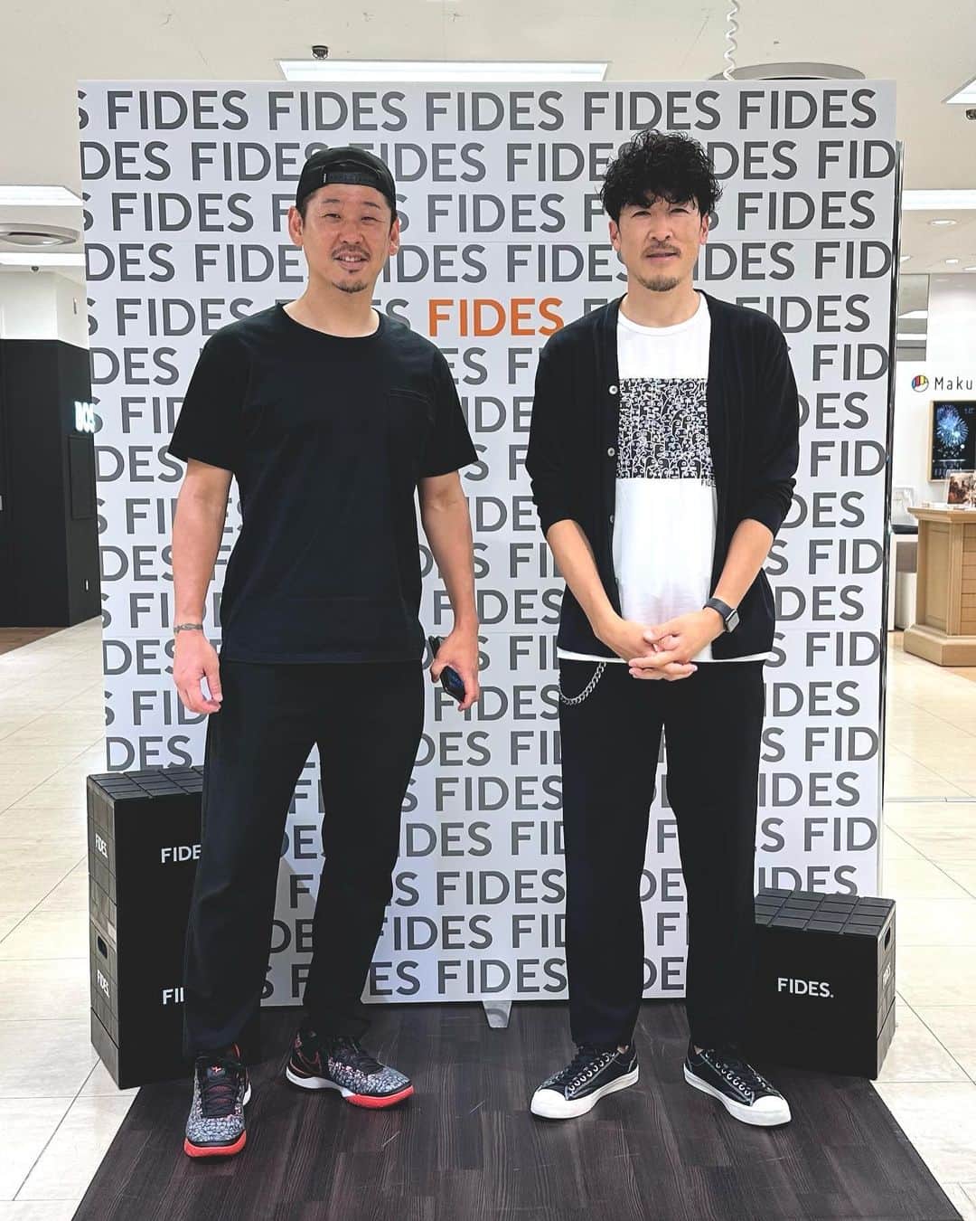 のインスタグラム：「. そごう横浜店POP UP 2日目。 初日の昨日、平日にも関わらずたくさんの御来店ありがとうございました。 写真は元Fマリノスの栗原勇蔵君です。 現役の頃は何回も試合はしてますが、話したことはなかったので、こうやって引退して話せるのはすごく嬉しいです。いつも気にかけてくれて感謝。お互い頑張りましょう。 #栗原勇蔵 #yahooニュースの記事 #めっちゃみてるよ #fides #yokohama #sogoyokohama」