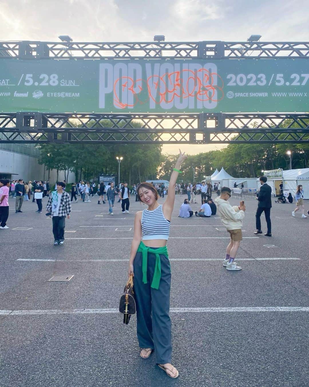のインスタグラム：「#popyours 💚🩶  ㅤㅤ  日本のヒップホップが こんなにも人気だなんて びっくりしちゃった！！ みんなかっこよすぎ あやかありがとう🙏✨  ㅤㅤ  ㅤㅤ #まりなはんコーデ#幕張メッセ#フェスコーデ#シーインコーデ#ライブコーデ#ライブ参戦#日本語ラップ#shein#sheinコーデ#幕張メッセ #jhiphop#hiphopfestival#redeye」