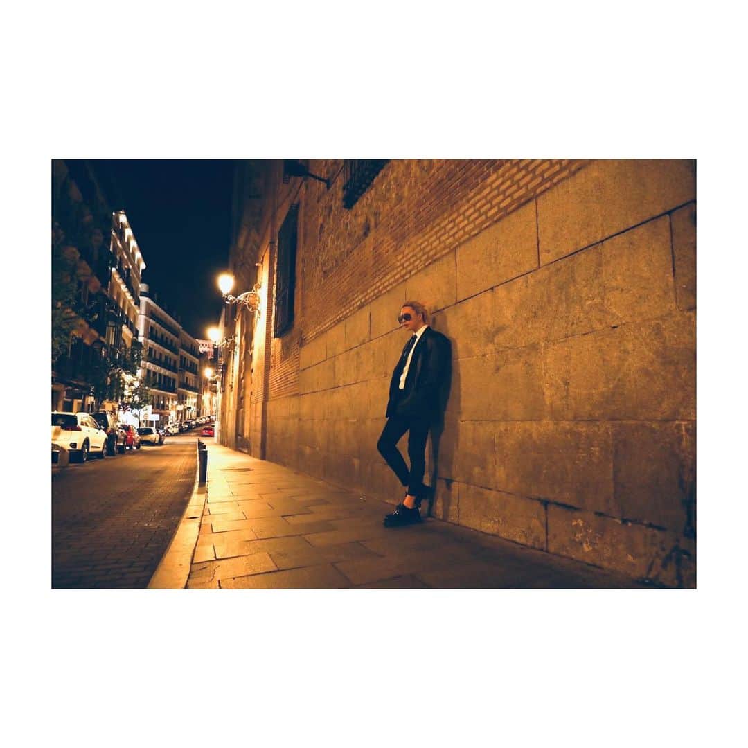 ROLANDさんのインスタグラム写真 - (ROLANDInstagram)「- - こちらローランドさんに身を包んだ革ジャン…改め革ジャンに身を包んだローランドさん。  マドリードの夜が寒過ぎて古着屋で14ユーロで買った。買い物上手。 - ¡Todos en España! realmente los amo chicos Espero verlos a todos pronto. - #Madrid #ROLAND #Spain #leatherjacket」6月7日 17時23分 - roland_0fficial