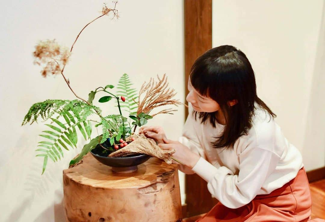 近藤麻理恵のインスタグラム：「. 生け花に挑戦。  普段はお花をザクっと 花瓶に入れるだけのことがほとんどですが、 お花と器と向き合って、 空間とのバランスを見ながら飾っていくのが、 なんだかとっても心静かな時間です。  #こんまり #近藤麻理恵 #花のある暮らし #いけばな #生け花 #ときめき磨き」