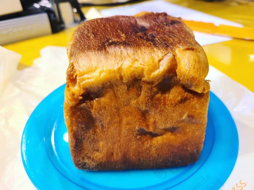 DJ KOOさんのインスタグラム写真 - (DJ KOOInstagram)「【 #DJKOOのおおすめパンシリーズ 】  高円寺 #リトルプリンセストーキョー @littleprincess.tokyo  「 #ずっしり贅沢りんご食パン 」 キューブサイズの小さな食パンに、青森県産の「ふじ」が1.5～2個も使われていて果肉の旨味が贅沢に味わえます  「 #焼きりんごカレーパン 」 スパイスの辛味も利きながらマイルドな甘味も食べやすく子どもから大人まで美味しく楽しめます  「 #塩バターパン 」 希少なカルピス㈱バターを使用したカリッとジュワふわ DO DANCE！！   #りんこパン  #カレーパン  #塩パン  #パンシェルジュ  #DJKOO」6月7日 17時26分 - dj_koo1019
