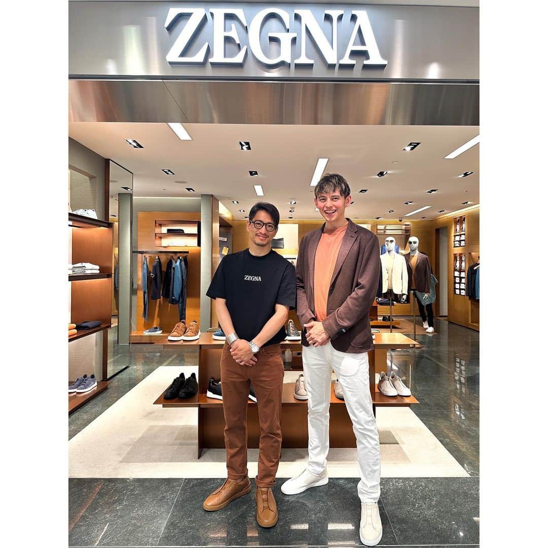 ハリー杉山のインスタグラム：「日曜に名古屋で @zegnaofficial の1日店長を務めさせて頂きました⭐️  ZEGNAは最高級の生地を美しくカットし、さりげないエレガンスがとにかく格好いい憧れのブランドです。  長年のファンとして、スタイリスト鈴木 肇さんと一緒に店頭で接客。  20年ぶりの店頭接客！味わい深かった！  お客様とのお話は服だけではなく、ふしぎ発見！から介護、マナーから子育て。20年前はサッカーと海外のクラブカルチャーの話ばっかしてたと思いますw  そして当日の昼に告知したのに名古屋の皆さん顔出してくれてありがとう！！  なんとラジオとポッドキャストリスナーがほとんど。日本のファッショニスタをインタビューするANSWERSをきっかけに僕を応援し始めた方もいて本当に嬉しかったです。  そろそろファンイベントやりましょう！！  Great times at the ZEGNA store in Nagoya last weekend. Was a guest manager just for a day, bantering everything from ZEGNA to castlet, footy and healthcare😂  let's hope we do this again, soon⭐️  Thank you @zegnaofficial for being pure class⭐️  ZEGNA 今村さんから ハッシュタグきました  #ゼニア #トリプルステッチスニーカー #ZEGNA #TripleStitch」