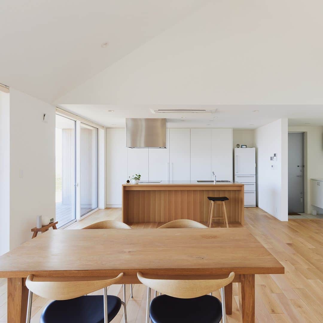 無印良品の家さんのインスタグラム写真 - (無印良品の家Instagram)「【住まいの実例】 ※右上のブックマークアイコンをタップすると保存できます。  千葉県富津市「陽の家」 竣工年月：2021年6月 延床面積：83.63m²  千葉県にある「陽の家」K邸。遮るものがなく目の前の美しい海を一望できる、抜群のロケーションを誇るお宅です。ご夫婦にとってこの家はセカンドハウス。ここに住んでもうすぐ2年が経ちます。  「『陽の家』は、この土地で建てたいとイメージしていた家そのものだったんです。うちと外がつながるというコンセプトに共感したことや、この海の景色を存分に生かせるのが『陽の家』だと、モデルハウスを見学してそう感じました」  セカンドハウスであることを踏まえて、なるべくシンプルにスッキリさせることにこだわりました。 「どこにいても海と富士山が見えるようにしました。毎日いないからこそ隠す収納や掃除のしやすさ、スッキリさせるための工夫を散りばめました。キッチンの背面にある棚も造り付けのものです。」（奥さま）  ステンレスキッチンのアイランドタイプを採用。  「逆に毎日いないからこそいかに心がワクワクするかを大事にしました。鍋や食器なども家で使っている物の中でお気に入りの子たちを選んで持ってきています」（奥さま）  詳しくはプロフィールハイライトか、「無印良品の家」HPをご覧ください。  @mujihouse  #無印良品 #muji #無印良品の家 #mujihouse #陽の家 #無印良品の家_陽の家 #施工例 #施工事例 #おうちづくり #マイホームメモ #平屋  #海が見える家  #ウッドデッキのある家 #ウッドデッキのある暮らし #ウッドデッキのある暮らし #平屋の家 #平屋暮らし #シンプルな生活 #アイランドキッチン #ステンレスキッチン #セカンドハウス #二拠点生活 #窓からの景色 #富士山が見える」6月7日 17時30分 - mujihouse
