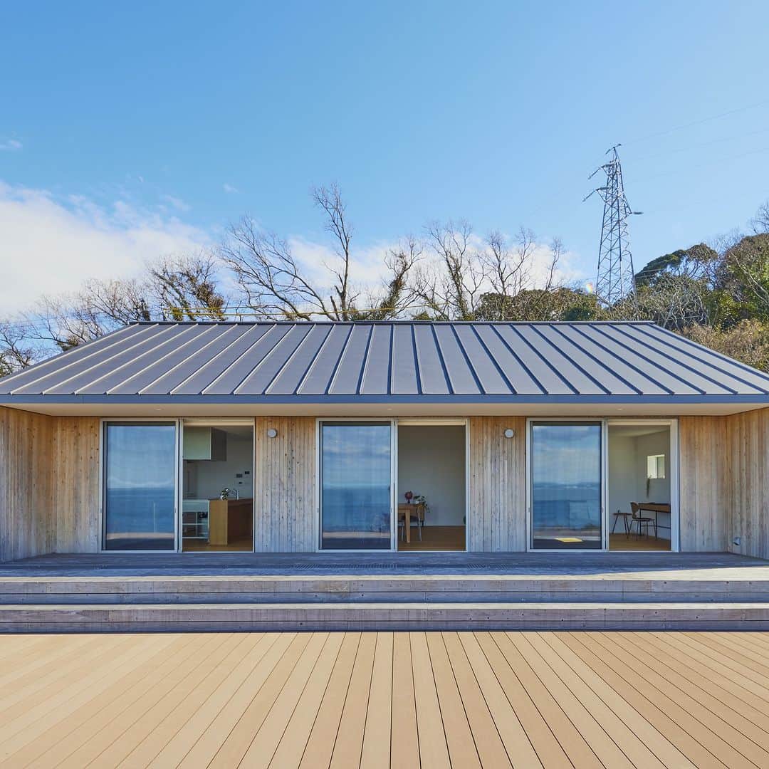 無印良品の家さんのインスタグラム写真 - (無印良品の家Instagram)「【住まいの実例】 ※右上のブックマークアイコンをタップすると保存できます。  千葉県富津市「陽の家」 竣工年月：2021年6月 延床面積：83.63m²  千葉県にある「陽の家」K邸。遮るものがなく目の前の美しい海を一望できる、抜群のロケーションを誇るお宅です。ご夫婦にとってこの家はセカンドハウス。ここに住んでもうすぐ2年が経ちます。  「『陽の家』は、この土地で建てたいとイメージしていた家そのものだったんです。うちと外がつながるというコンセプトに共感したことや、この海の景色を存分に生かせるのが『陽の家』だと、モデルハウスを見学してそう感じました」  セカンドハウスであることを踏まえて、なるべくシンプルにスッキリさせることにこだわりました。 「どこにいても海と富士山が見えるようにしました。毎日いないからこそ隠す収納や掃除のしやすさ、スッキリさせるための工夫を散りばめました。キッチンの背面にある棚も造り付けのものです。」（奥さま）  ステンレスキッチンのアイランドタイプを採用。  「逆に毎日いないからこそいかに心がワクワクするかを大事にしました。鍋や食器なども家で使っている物の中でお気に入りの子たちを選んで持ってきています」（奥さま）  詳しくはプロフィールハイライトか、「無印良品の家」HPをご覧ください。  @mujihouse  #無印良品 #muji #無印良品の家 #mujihouse #陽の家 #無印良品の家_陽の家 #施工例 #施工事例 #おうちづくり #マイホームメモ #平屋  #海が見える家  #ウッドデッキのある家 #ウッドデッキのある暮らし #ウッドデッキのある暮らし #平屋の家 #平屋暮らし #シンプルな生活 #アイランドキッチン #ステンレスキッチン #セカンドハウス #二拠点生活 #窓からの景色 #富士山が見える」6月7日 17時30分 - mujihouse