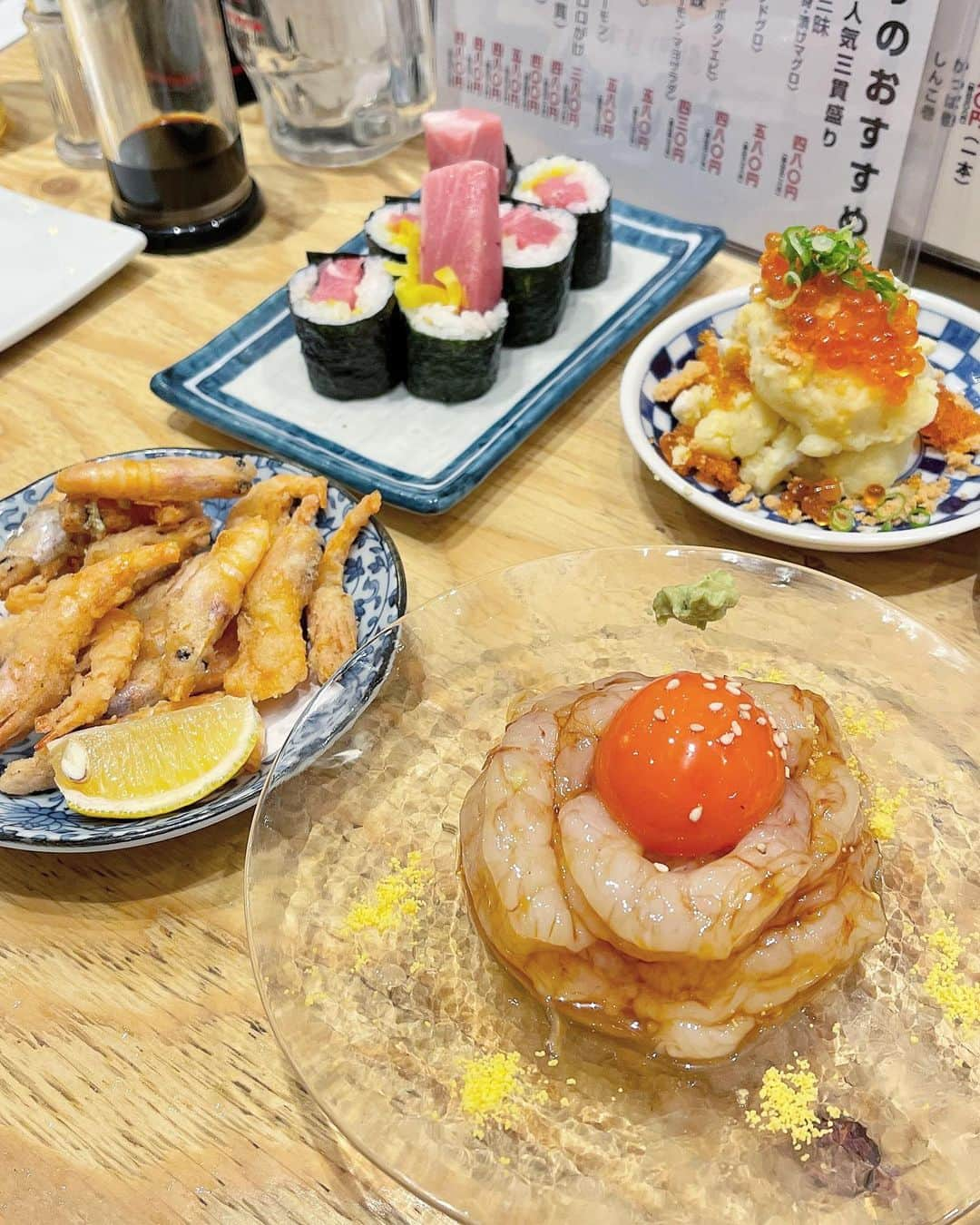 山本瑠香のインスタグラム：「すし酒場 さしす🍣  ここはいつも行列で 1時間くらい並んだ💭  何より料理のビジュアルが良すぎる！！ その上にコスパ最強やし 味も美味しい🥢🤍 . . . #さしす #すし酒場さしす #寿司酒場 #関西グルメ #関西ディナー  #関西寿司 #大阪グルメ #大阪ディナー #大阪寿司 #コスパ最高」