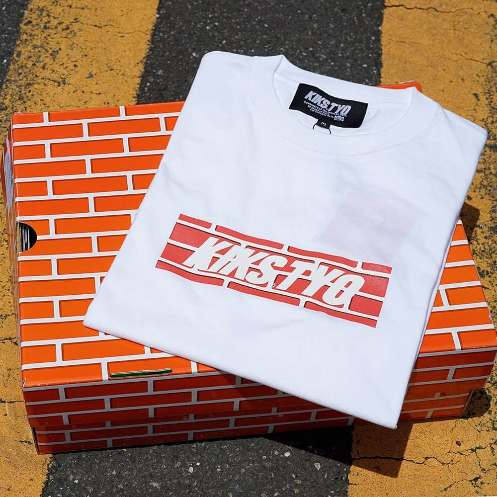 KIKSTYOさんのインスタグラム写真 - (KIKSTYOInstagram)「. "BRICK BOX LOGO TEE" 定番のBOXLOGOの中にレンガ柄を配したブリックボックスLOGO。  これを見て何のオマージュか分かるあなたはスニーカーナッツです。  注）お電話でのご注文、お問い合わせはKIKSTYO HEAD SHOP03-5766-6482までお願い致します。多少のお時間差にて欠品になることもございます。予めご了承頂ますようお願い致します。 .  "BRICK BOX LOGO TEES" available now at kikstyo.com (Japan) kikstyoshop.com (International) and the the KIKSTYO HEAD SHOP in Shibuya. . #kikstyo #brick #boxlogo #shoebox #sneakerhead」6月7日 17時30分 - kikstyo