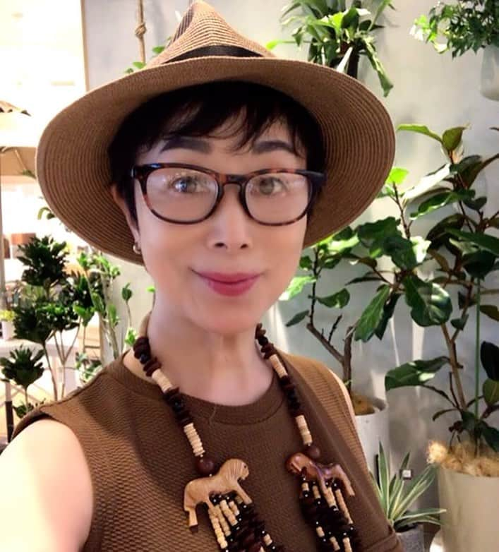 小川知子のインスタグラム：「暑いですねー。  今年はどこのブティックを見てもゆったりしたワンピースのオンパレード。 という事は 暑くなるという事ですね。 天気予想を参考にしていると思うので、今年も暑さの覚悟か必要かも。  なので、 私もゆったりワンピを買っちゃった。  暑い時は イタリアンのカポナータで。 昨夜から仕込んでいたけど、美味しくできて満足😊  ベーグル🥯で色々乗せて ディナー。 こういうの好きです。 ワイン🍷に合うから。  #暑いね  #カポナータ #ゆったりワンピース  #小川知子」