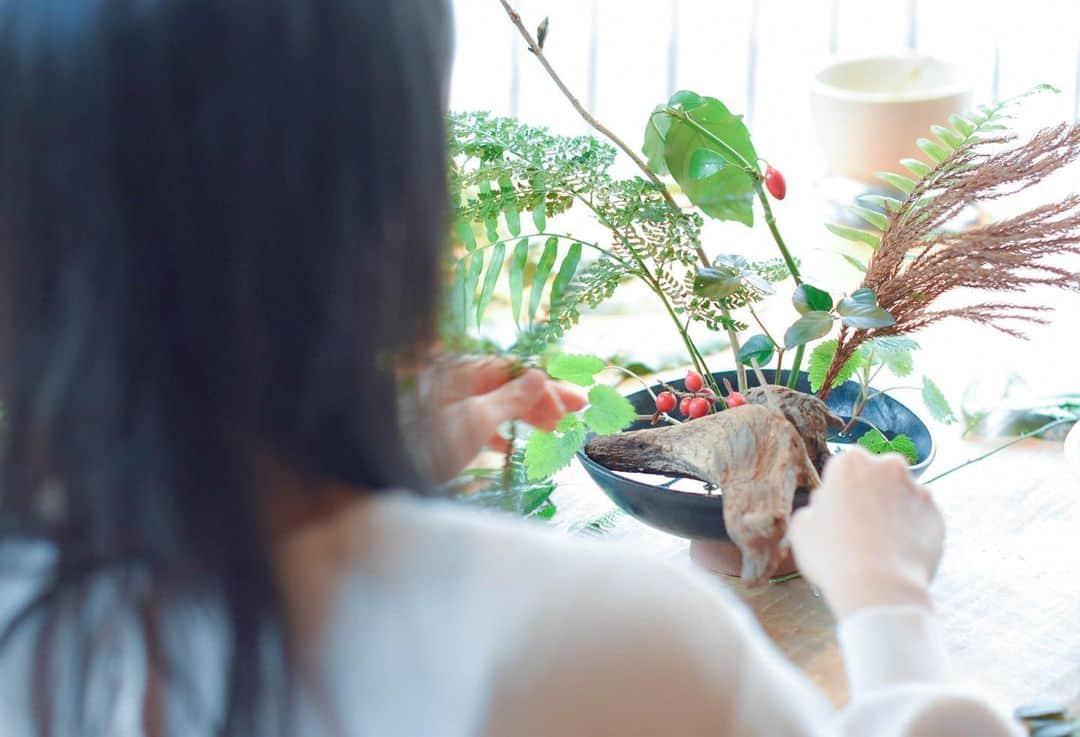近藤麻理恵さんのインスタグラム写真 - (近藤麻理恵Instagram)「. 生け花に挑戦。  普段はお花をザクっと 花瓶に入れるだけのことがほとんどですが、 お花と器と向き合って、 空間とのバランスを見ながら飾っていくのが、 なんだかとっても心静かな時間です。  #こんまり #近藤麻理恵 #花のある暮らし #いけばな #生け花 #ときめき磨き」6月7日 17時32分 - mariekondo_jp