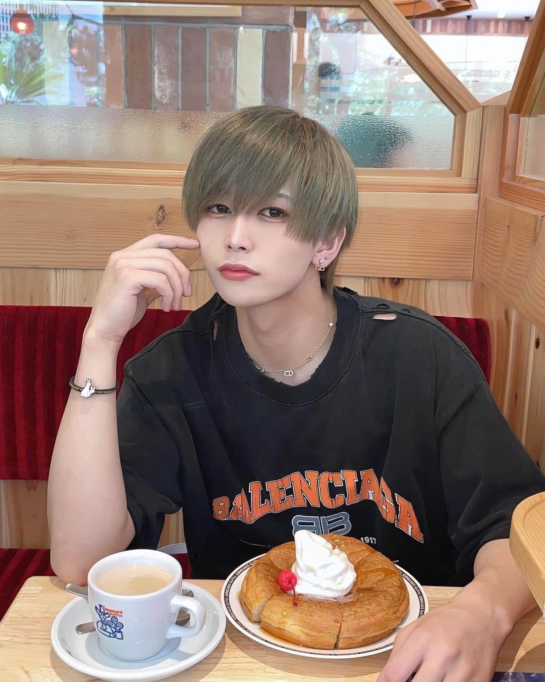 のインスタグラム：「彼氏と朝ごはん食べに来たなう」
