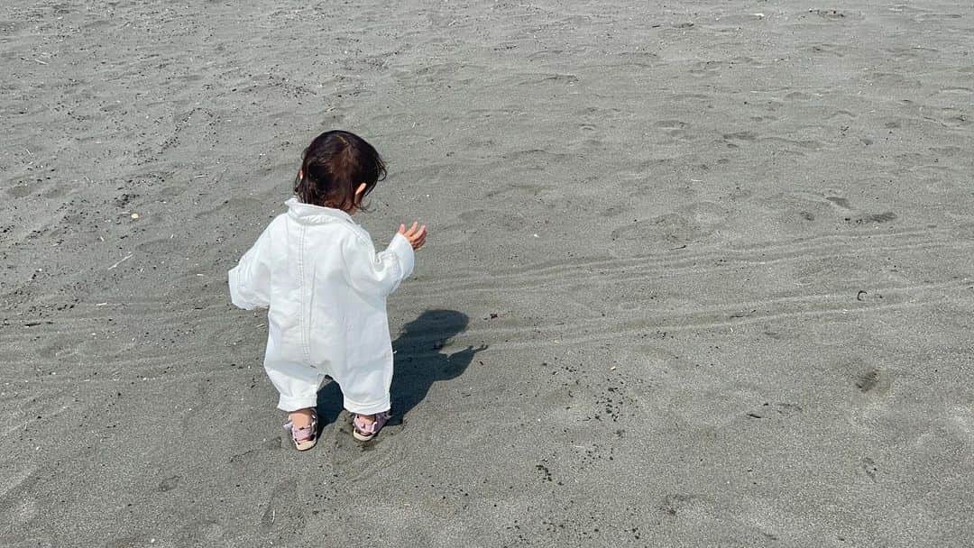 平田薫さんのインスタグラム写真 - (平田薫Instagram)「最近自分の影に気づいた娘。 影で遊んでる姿を見るのかたまらない。 身体を曲げたり、いないいないばぁしてみたり。  影のこと、なんだと思ってるんだろうなぁ。笑  #影で遊ぶ #1歳7ヶ月」6月7日 17時42分 - hiratakaoru1215