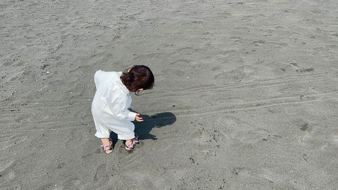 平田薫のインスタグラム：「最近自分の影に気づいた娘。 影で遊んでる姿を見るのかたまらない。 身体を曲げたり、いないいないばぁしてみたり。  影のこと、なんだと思ってるんだろうなぁ。笑  #影で遊ぶ #1歳7ヶ月」