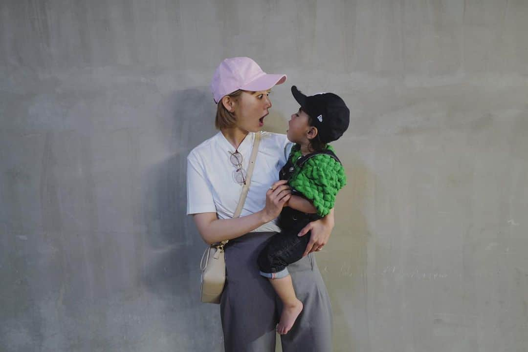 おのののかのインスタグラム：「🧢 @newerajapan マイファースト👶🏻💙  お帽子、嫌がりませんか？ どうやってかぶせてますか？ て質問たくさんいただきました🥺  帽子を最初は嫌がってた娘でしたが 公園で会う保育園の子たちが みんなかぶってて 根気よく"〇〇ちゃんも一緒にかぶろ〜" て話してたら嫌がらなくなりました😮‍💨✨  それでもほんと、子によるよね🥹」