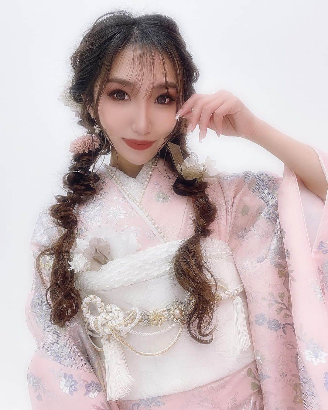 AMIのインスタグラム：「🎀 . 新しい自分を発見した振袖でぴた👧💕🪞 @biwasakura_official  . . . . . . . . . . . . . #ootd #fashion #nail #likeforlikes  #followforfollowback #hairstyle  #振袖 #振袖ヘア #成人式 #成人式ヘア  #袴 #卒業式 #振袖前撮り #振袖ネイル #成人式ヘアセット #振袖レンタル  #ヘアアレンジ #ヘアスタイル #髪飾り  #ファッション #びわ桜 #金箔  #ヘアセット  #biwa桜 #ネイル #ネイルデザイン  #ロリータ #韓国ファッション #韓国 #韓国振袖」