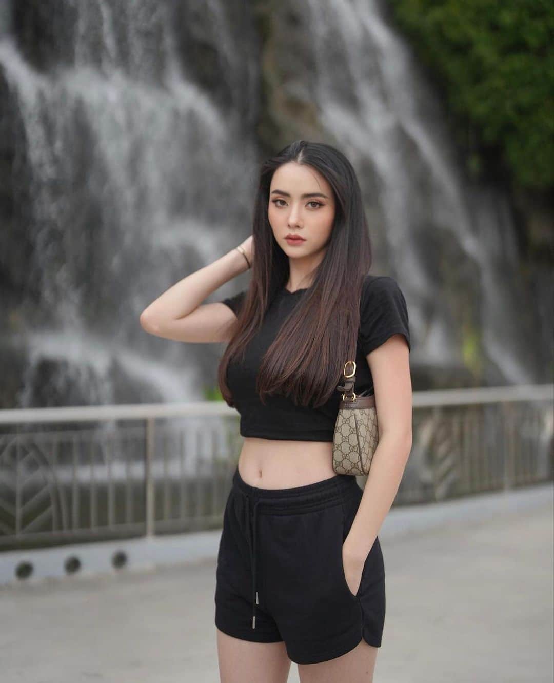 のインスタグラム：「🖤 #南鈴 #タイ女優 #thaiactress #タイモデル #thaimodel #タイ美人 #thaibeauty #ミスティーンタイランド #missteenthailand #missteenthailand2011」