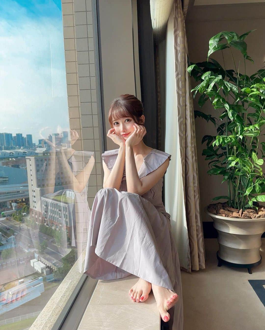 MAYUさんのインスタグラム写真 - (MAYUInstagram)「. ひなたぼっこ🌞🌿🤍 . ゴルフはするけど基本インドアなので おうちできなちゃんとぽけ〜っとしてる時間が1番すき🐶🤍 . インドア派とアウトドア派、どっちが多いのかしら？😚 . . #ひなたぼっこ#おうちじかん#herlipto#ハーリップトゥー」6月7日 17時46分 - mayu.kina_golf