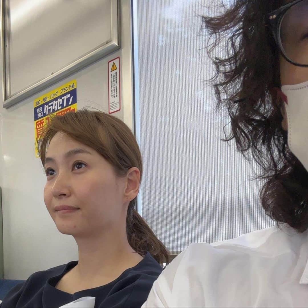 庄司智春のインスタグラム：「電車乗ってたら 隣のお姉さん可愛かったから 盗撮したらバレた。 すみません…」