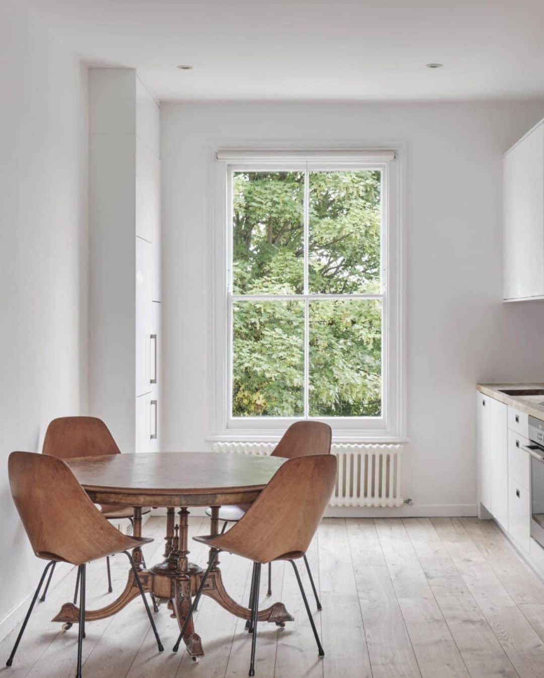 The Modern Houseさんのインスタグラム写真 - (The Modern HouseInstagram)「#forsale Game Changer: a light-filled Victorian maisonette in north London, with uninterrupted views of Tufnell Park’s playing fields.  Go to the link in our bio to see the sales particulars.  Huddleston Road, London N7.」6月7日 17時59分 - themodernhouse