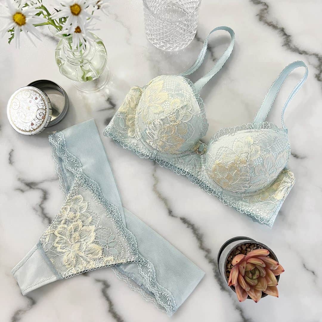BradelisNewYork/ブラデリスニューヨークのインスタグラム：「. BRADELIS Wendy 23S3 -Step1-  バラの模様が刺繡のように立体的にみえ、奥行を感じる美しい柄のデザイン°˖✧ 王道のクラシカルな雰囲気のレースと それに合う気品を感じる色味が印象的です♡  薄いブルーにパールイエローの配色が淡く上品な【ミント】 大人っぽいくすみピンクにホワイトが映える優美な雰囲気の【ピンク】 の2色展開です♪  ぜひチェックしてくださいね♡ ・ ・ ・ ※ご使用のパソコンモニターやスマートフォンの画面によっては、商品の色合いが画面表示のものと現物で異なる場合があります。  #ブラデリスニューヨーク #ブラデリス #bradelisnewyork #bradelis #育乳ブラ #育乳 #補整ブラ #補整下着 #補正 #補正ブラ #スタイルアップ #styleup #ボディメイク #バストケア #美ボディ #春夏 #春夏コレクション #新作 #2023ss」